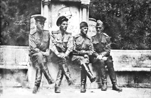 А давайте свой Бессмертный Полк сделаем? Я начинаю. Все таки канун Дня Победы