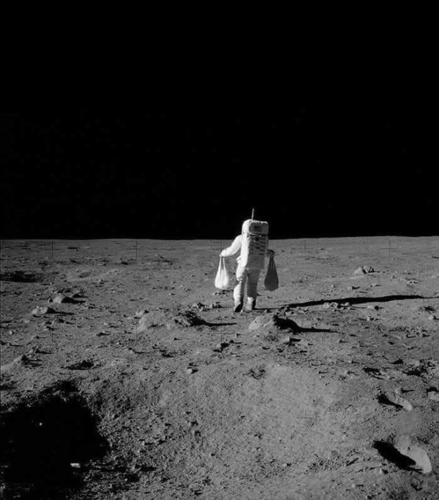 Исторический факт. Пока Дэвид Скотт выносил мусор...