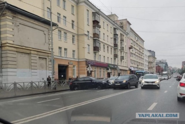 А чё полоса пустая и все стоят?