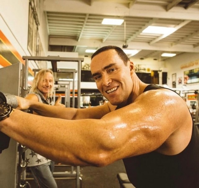 Неоднозначный,но позитивный. Александр Невский поздравил  подписчиков с Новым годом и призвал посетить спортивный зал.