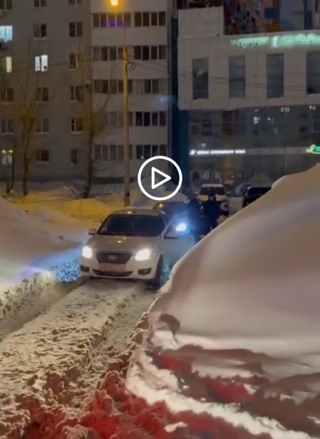 В Казани девушка на малолитражке собрала во дворе пробку, принципиально не желая уступить несколько метров