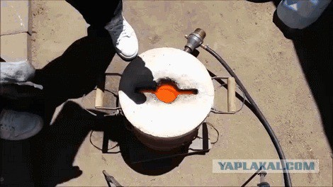 Что будет, если залить расплавленную медь на лед?