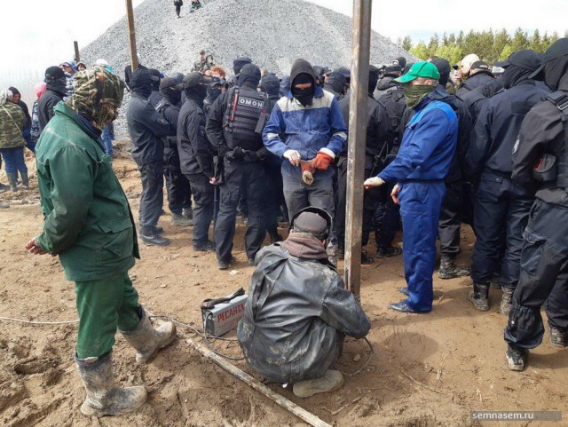 На станции Шиес экоактивисты попытались помешать восстановлению забора вокруг стройки. Задержаны четыре человека