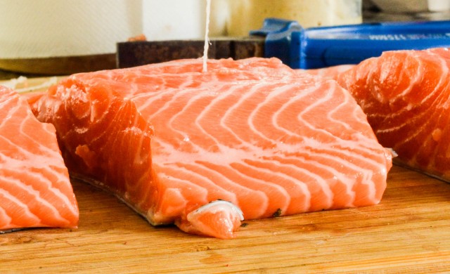 Кулинария: Камчатская семга на кедровой дощечке.