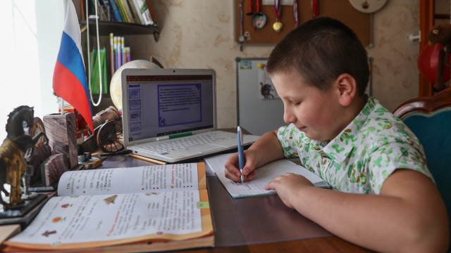 Учителей Екатеринбурга отправляют с проверками в семьи учеников