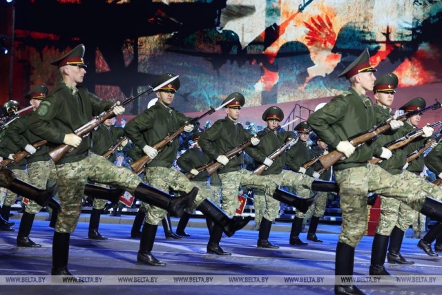 Вечерний парад в Минске.