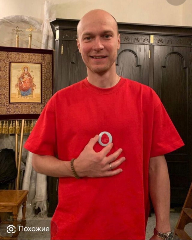 Актер Юрий Борисов пришел на пасхальную службу в храм на Пресне в красной праздничной одежде