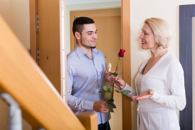 Почему зумеры выбирают для отношений женщин постарше, а не с ровесниц