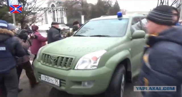 Пленных украинских военных ведут по улицам Донецка