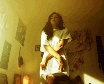 Сняла футболку, а под ней ничего! 18+