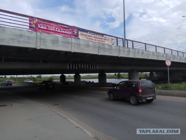 У моста «Газель не проедет» сбили ограничители высоты через месяц после установки