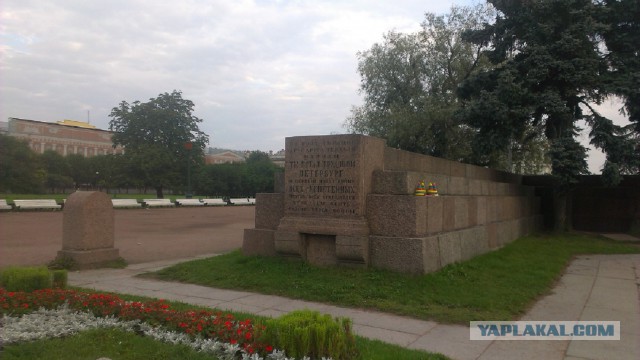 Киевляне принесли пирамидки к посольству России в Киеве