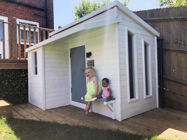Папа построил классный домик на трехлетие дочери