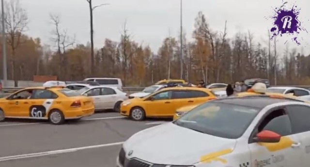 В Москве Яндекс.Таксисты взбунтовались против платной парковки в Домодедово