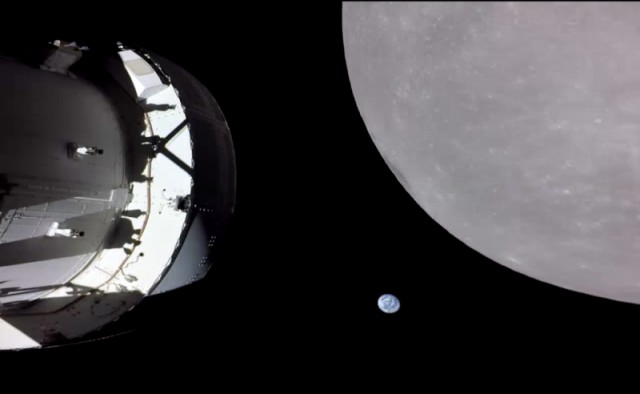 Космический корабль NASA Orion сделал селфи, находясь в 130 км от поверхности Луны