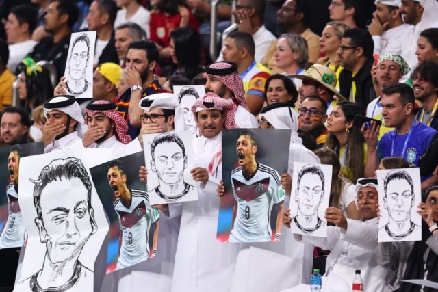 Катарские фанаты ответили сборной Германии на жест с закрытыми ртами