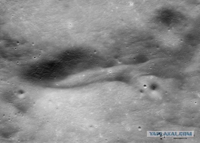 На луне обнаружен огромный космический корабль