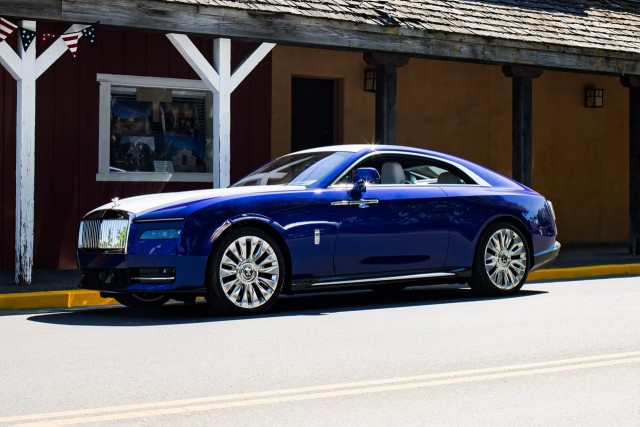 Каким получился Rolls-Royce Spectre. Первый электромобиль компании, который ждали 123 года
