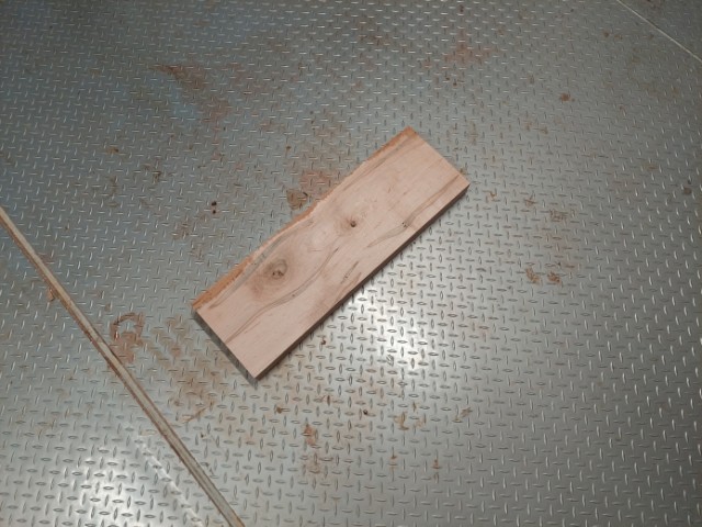 Простые настенные часы из деревянных обрезков