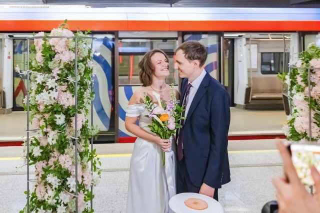 Свадьба в ночном метро Москвы. Четыре пары узаконили свои отношения на глубине 30 метров
