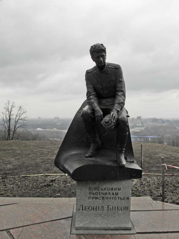 Памятник военным летчикам в Киеве.