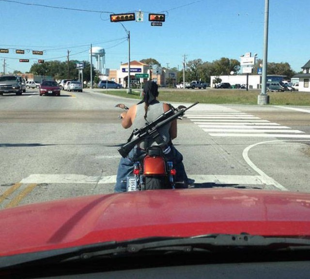 Мотоциклисты, вам никто не обязан!