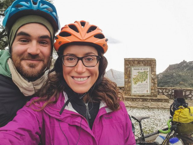 Американская пара бросила работу и отправилась по миру на велосипедах. На 369-й день путешествия их убили в Таджикистане.