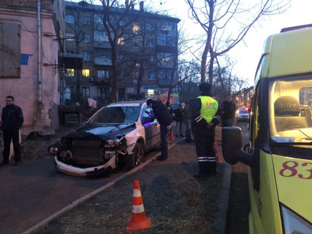 ДТП во Владивостоке. Водитель Вольво сбил семью с ребенком на тротуаре