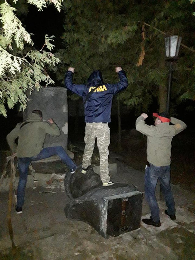 Украинские националисты снесли памятник генералу Ватутину
