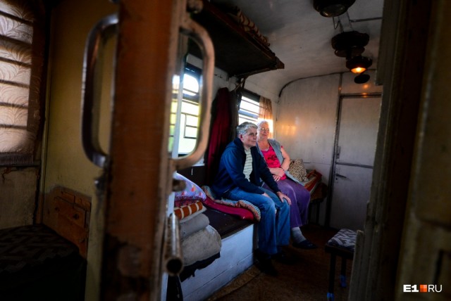 Две сестры 30 лет возят письма и еду в вымирающие поселки Урала: репортаж из почтового вагона