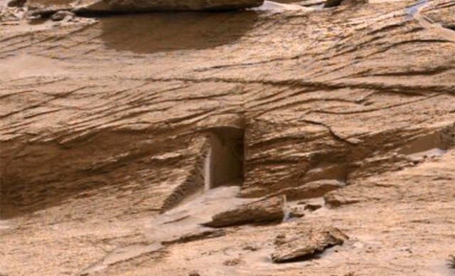 Марсоход Curiosity сфотографировал похожий на рукотворный «вход» в скалу