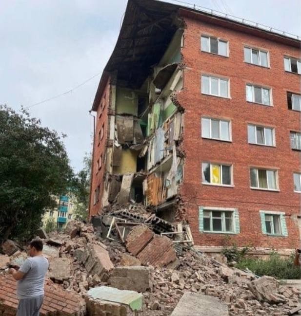 В Омске обрушилась часть пятиэтажного жилого дома