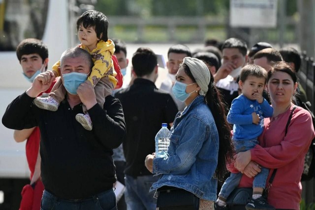 В Госдуме хотят запретить мигрантам перевозить свои семьи в Россию