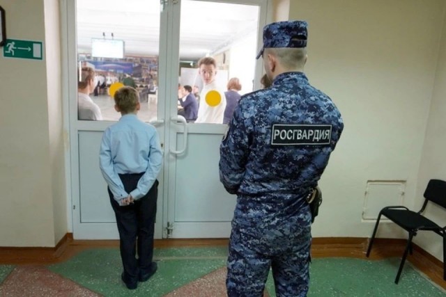 В России хотят поручить охрану детсадов, школ и техникумов сотрудникам Росгвардии, такой законопроект будет внесен в Госдуму 20 декабря — СМИ