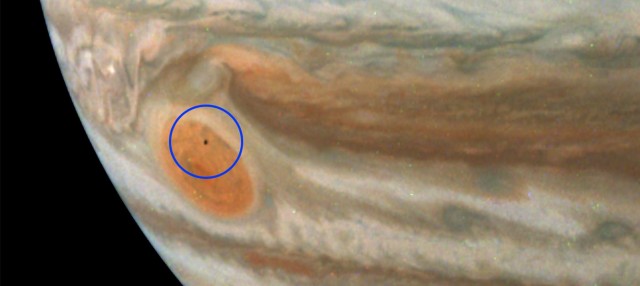 Таинственная луна появилась на фоне большого красного пятна Юпитера на новом изображении от Juno