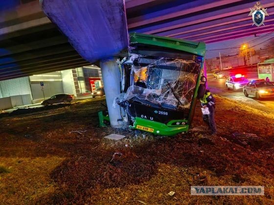 В Челябинске автобус врезался в опору моста, 12 человек госпитализированы