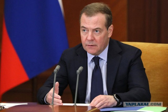 Медведев заявил, что РФ «так и не нашла» якобы отправленные Трампом подлодки