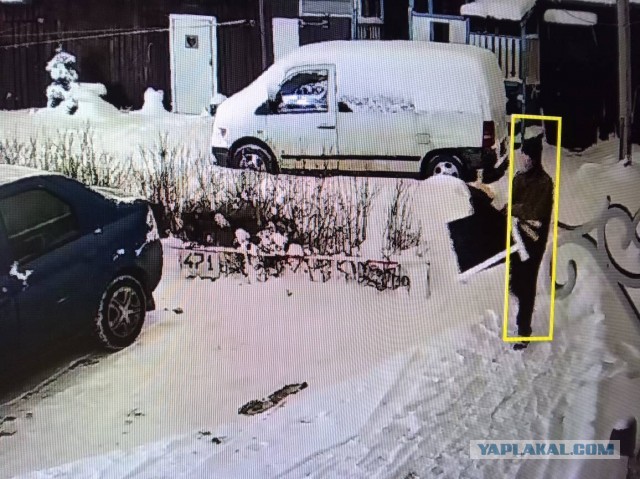 Уборка двора от снега и соседи в нашем доме.