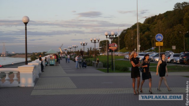 Девушки в нижнем.