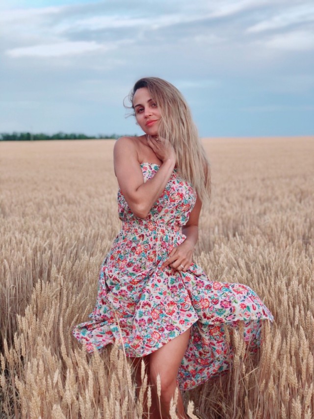 Девушки и сено... и солома