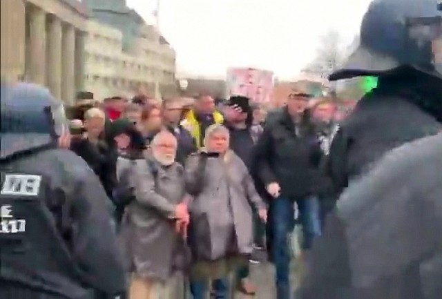 На антиковидном митинге в Берлине по протестующим зарядили из водомётной пушки