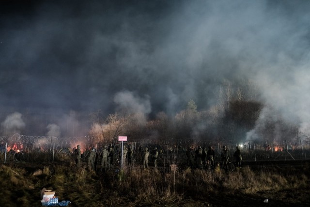 Минск призвал Варшаву воздержаться от провокаций на фоне ситуации с мигрантами