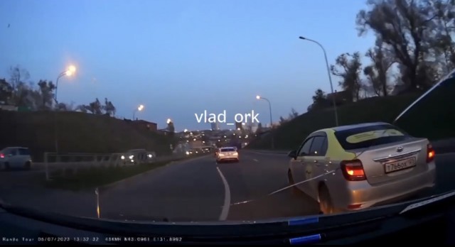 Во Владивостоке таксист из Средней Азии ущемился из-за того, что местный водитель не дал ему нарушить ПДД