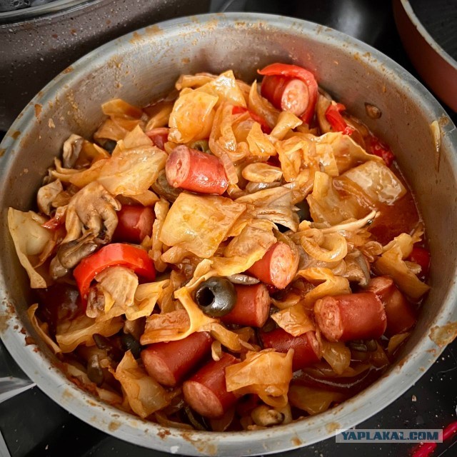 Капуста тушеная с колбасками