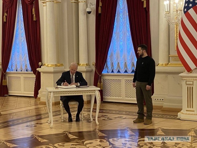 Лидер ОАЭ пришел к Путину в кроссовках