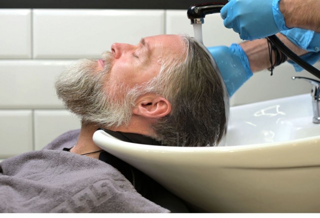 Ученые рассказали, почему мытье волос в парикмахерской опасно для здоровья