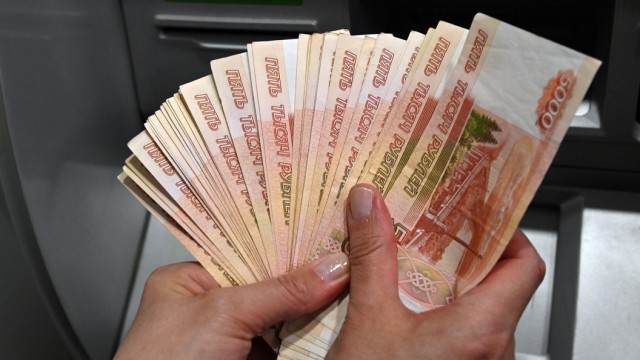 Средняя зарплата в России приблизилась к ₽100 000. Данные Росстата.