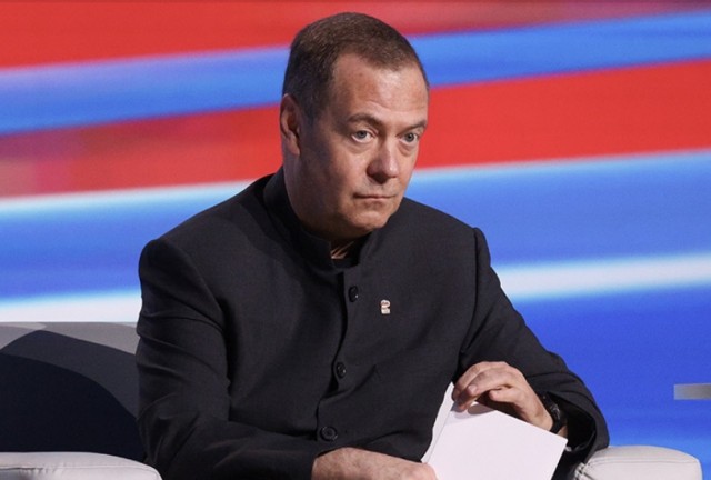 Медведев описал американскую блокаду Ормузского пролива цитатой Оруэлла