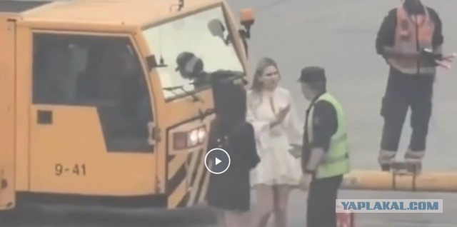 Две девушки в Шереметьево опоздали на рейс и попытались догнать самолёт, пока его буксировали