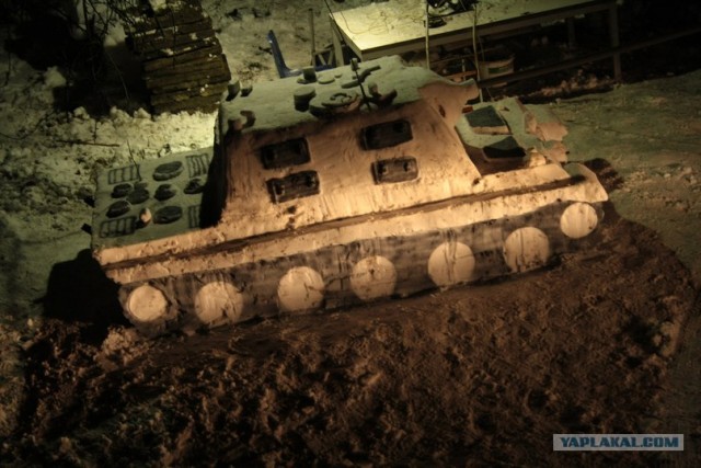 Фаны танкисты и снежный танк